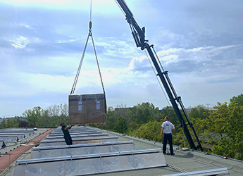 Neue Solarfelder auf dem Dach der Laborschule