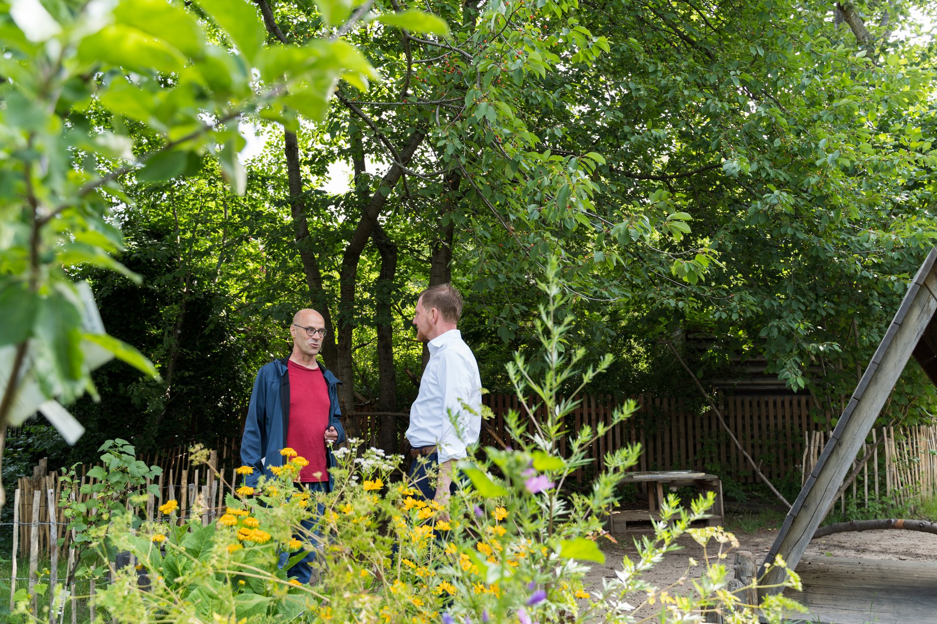 Andreas Warschau zeigt Ministerpräsident Kretschmer den Garten der Kita Koboldland